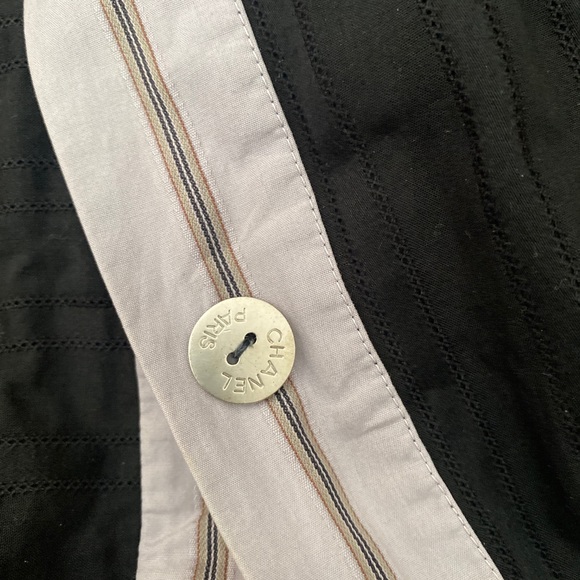 I am not selling it looking to purchase one Chanel Coco buttons - Picture 3 of 3